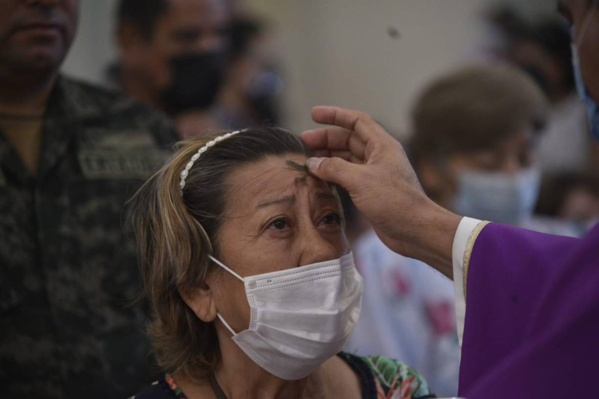 La feligresía católica madrugó este miércoles para participar en el inicio de la cuaresma con la imposición de las cenizas, que este año se realizó ya de manera normal, siempre guardando algunas medidas de bioseguridad.