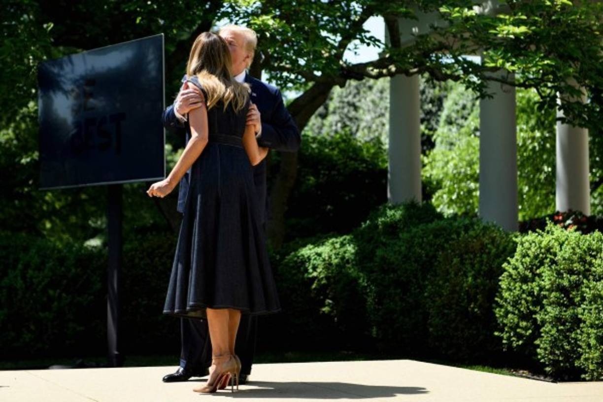 Melania también ha promovido programas de educación para las familias sobre los riesgos de consumir opiáceos durante el embarazo, lo que puede resultar en el síndrome de abstinencia neonatal (NOWS, en inglés), que pone en peligro la vida del bebé.