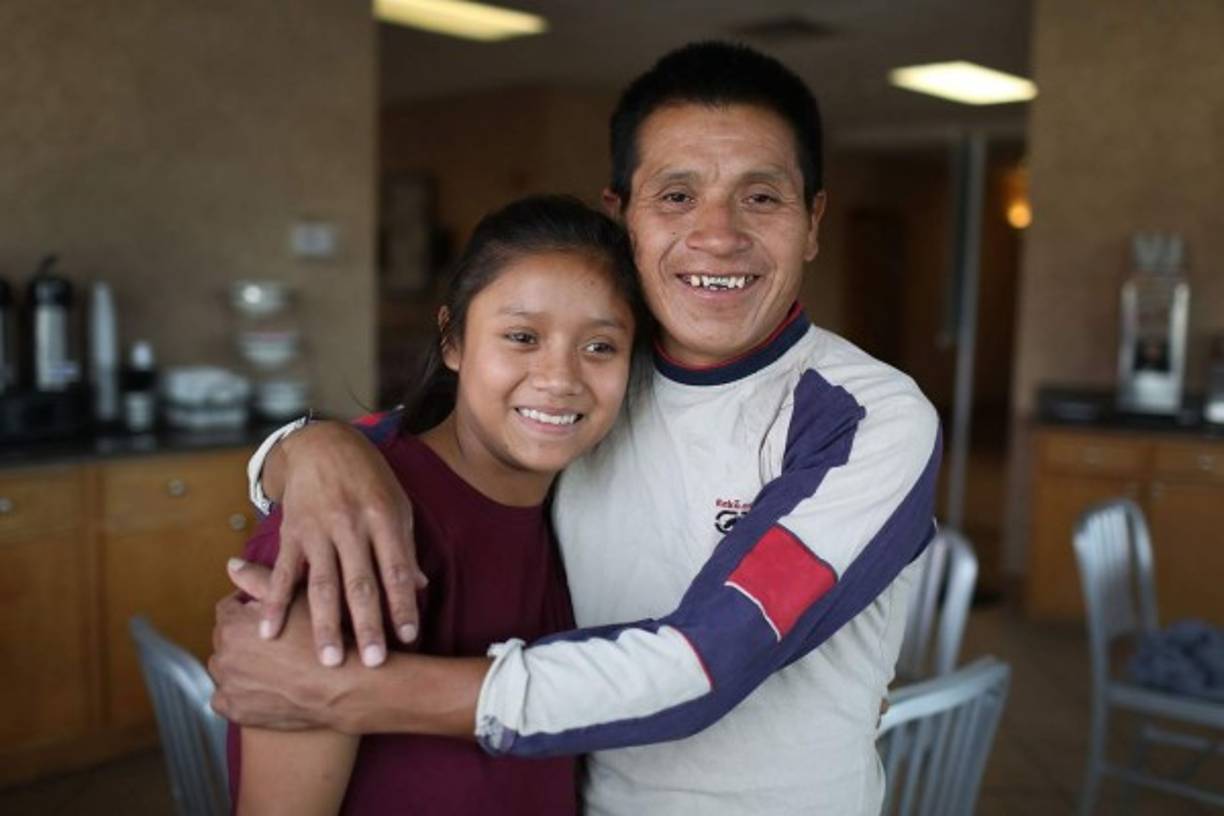 El guatemalteco Tomás fue uno de los más de 200 padres que lograron ser reunidos con sus hijos en la zona de El Paso (Texas). Su hija Yessica, de 13 años fue enviada a un albergue mientras su padre era procesado penalmente hasta que, gracias a la intervención de una organización benéfica, lograron ser reunidos.