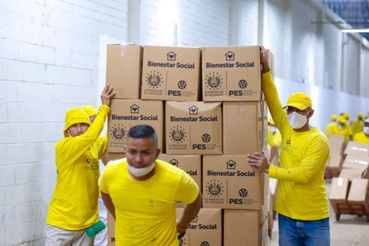 Se trata de una 'operación de solidaridad' hacia los países vecinos para que las personas que 'sufrieron' el impacto de Eta 'puedan salir adelante', subrayó Recinos.