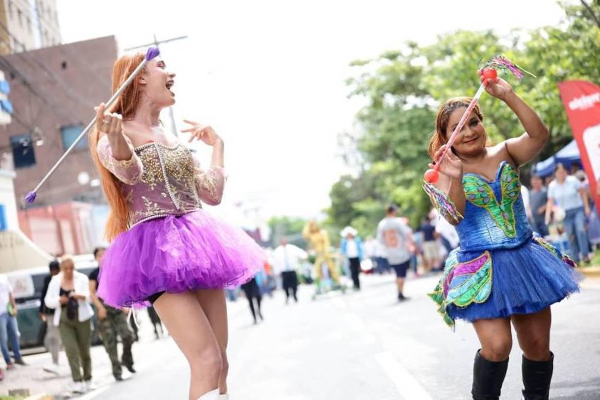 “Bichas, tengo que preguntarles quién sabe donde venden, prestan o alquilan vestidos de palillonas, no encuentro uno para desfilar”, dijo Rodríguez.