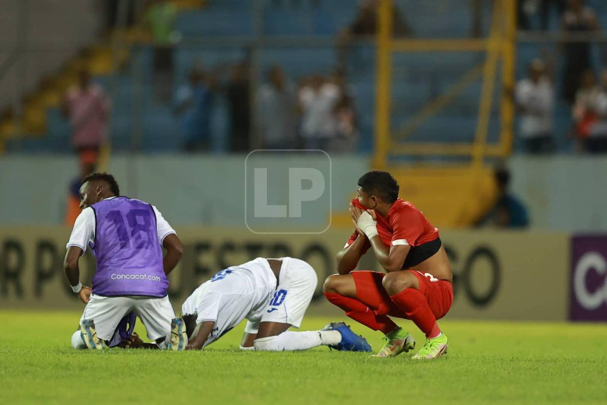 Los jugadores de Honduras no pudieron evitar las lágrimas producto de la emoción; lo mismo pasó con Panamá pero su llanto fue por la derrota que los dejó sin poder clasificar al Mundial Sub-20.