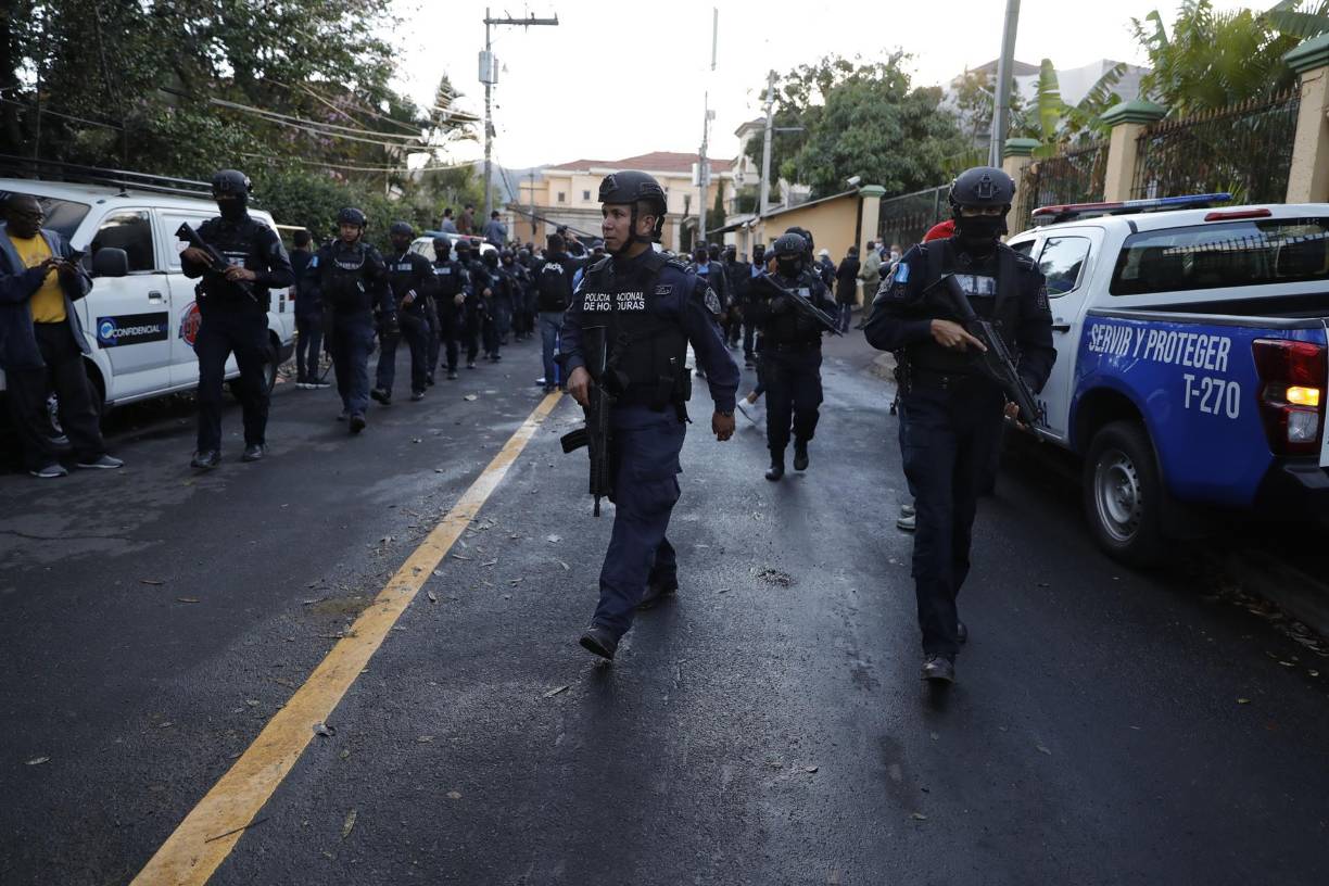Decenas de personas llegaron con pancartas para celebrar frente su residencia. 