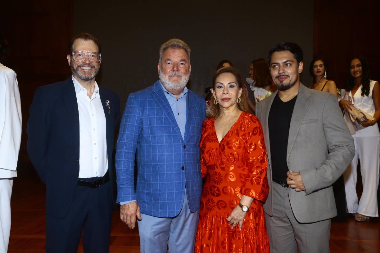 Carlos Rivera, Roberto y Zoila Contreras junto a Bryan Espinoza