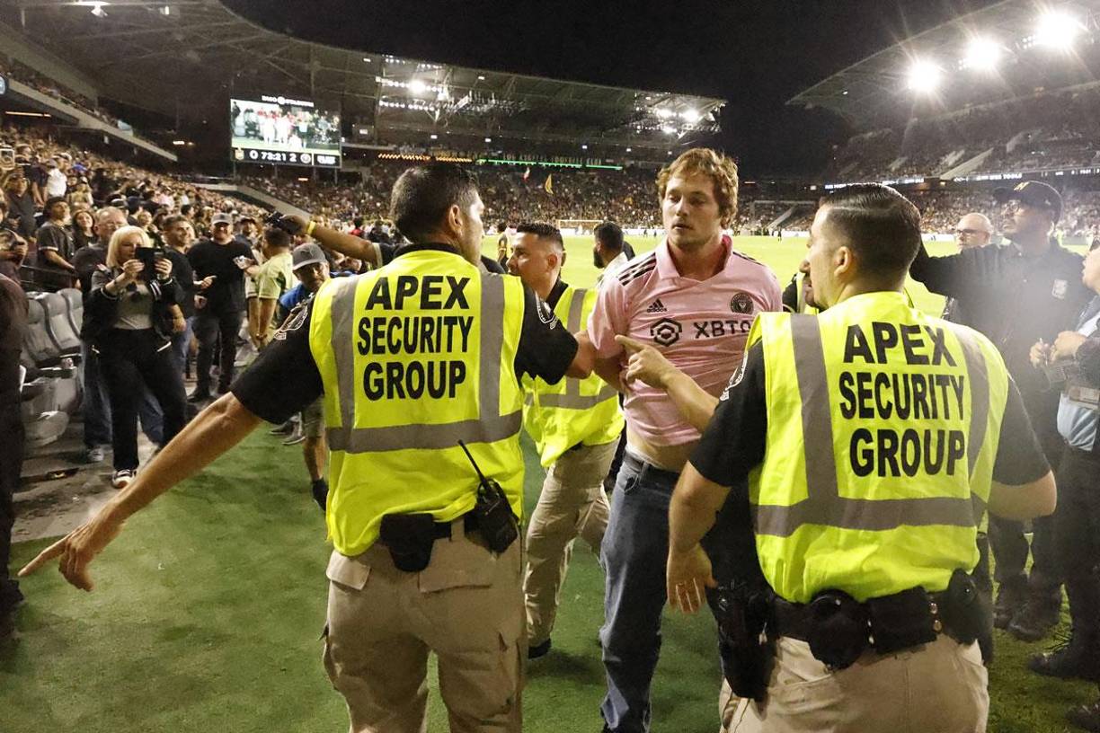 Otro aficionado, con camiseta del Inter Miami, intentó entrar a la cancha pero fue detenido antes de que pudiera lograrlo.