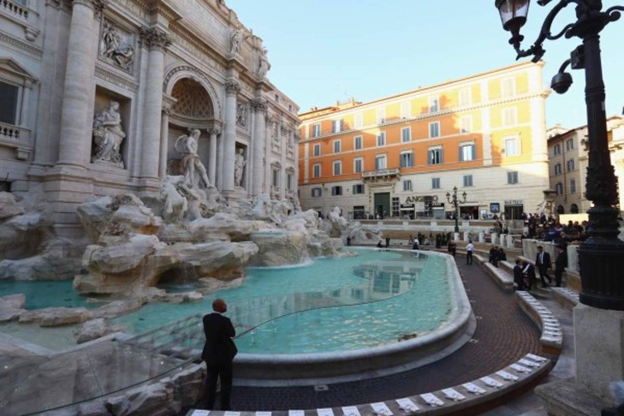 El diseñador alemán Karl Lagerfeld (d) y la italiana Silvia Venturini Fendi (i), se presentan hoy, jueves 7 de julio de 2016, durante un desfile con ocasión del 90 aniversario de la marca, en la Fuente de Trevi en Roma (Italia).
