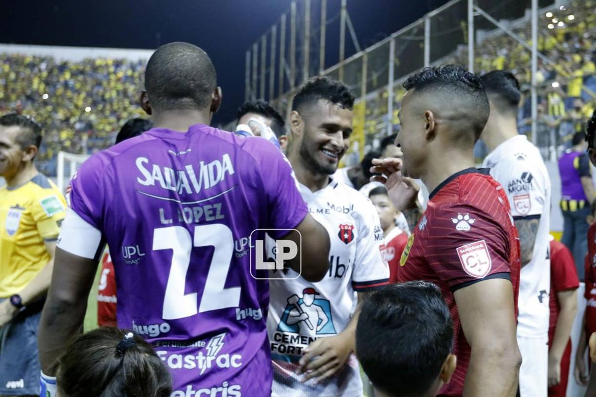 Alex López también saludo de manera cariñosa a los jugadores del Real España.