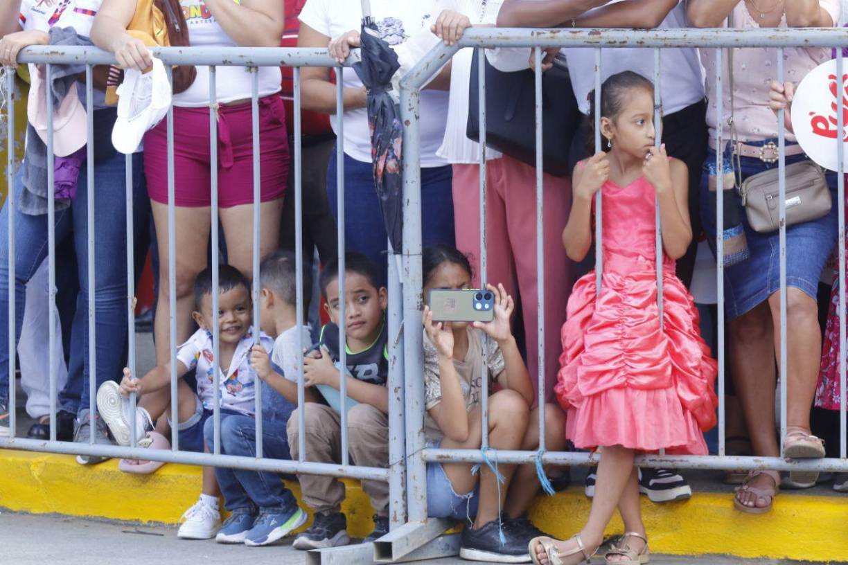 Unos platicando, otros tomando fotos, estos niños disfrutaron de los desfiles en El Progreso.