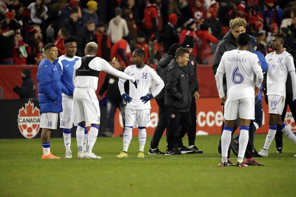Otros jugadores hondureños se quedaron charlando en el campo tras el final del partido en el BMO Field.
