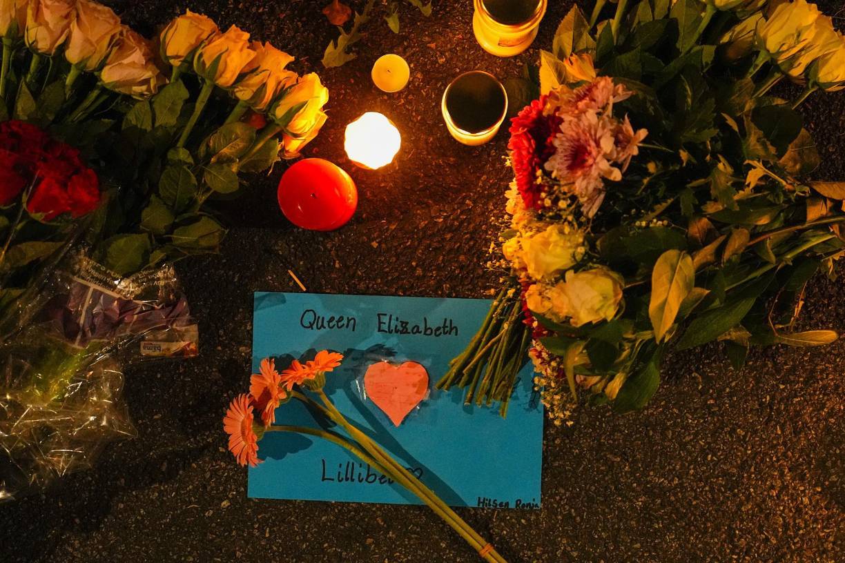 Lágrimas, silencio y un arcoíris: Los británicos lloran a su reina frente al palacio de Buckingham