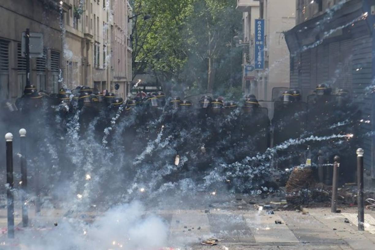 Un artefacto explosivo estalla para dispersar a los manifestantes.