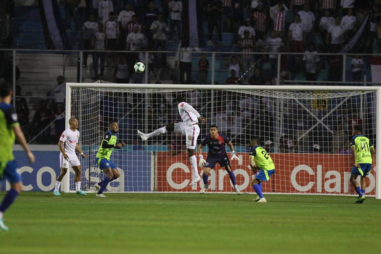 El cabezazo del colombiano Yustin Arboleda para marcar el empate del Olimpia 1-1 ante Olancho FC.