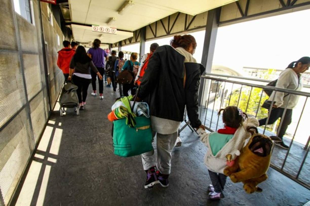 TJN01. EL CHAPARRAL (MÉXICO), 04/05/2018.- Migrantes centroamericanos cruzan hacia Estados Unidos hoy, viernes 4 de mayo de 2018, desde la línea ubicada en la ciudad del El Chaparral, en la fronteriza Tijuana (México). La Oficina de Aduanas y Protección Fronteriza (CBP) de EE.UU. continúa recibiendo solicitudes de asilo de integrantes de la caravana de migrantes, cuya mayoría permanece a la intemperie en el cruce entre Tijuana (México) y San Diego (California) a la espera de que su petición sea estudiada. EFE/Joebeth Terriquez