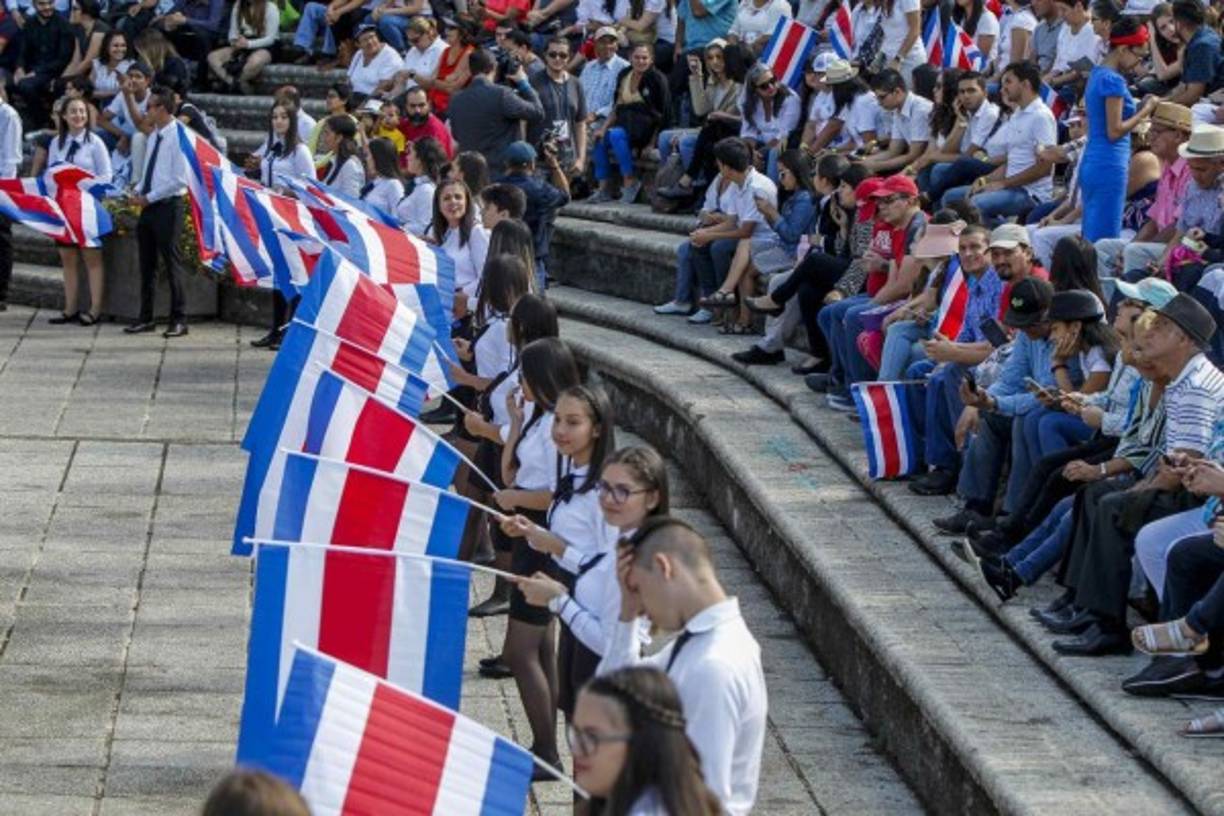 Niños abanderados durante la ceremonia de juramentación.