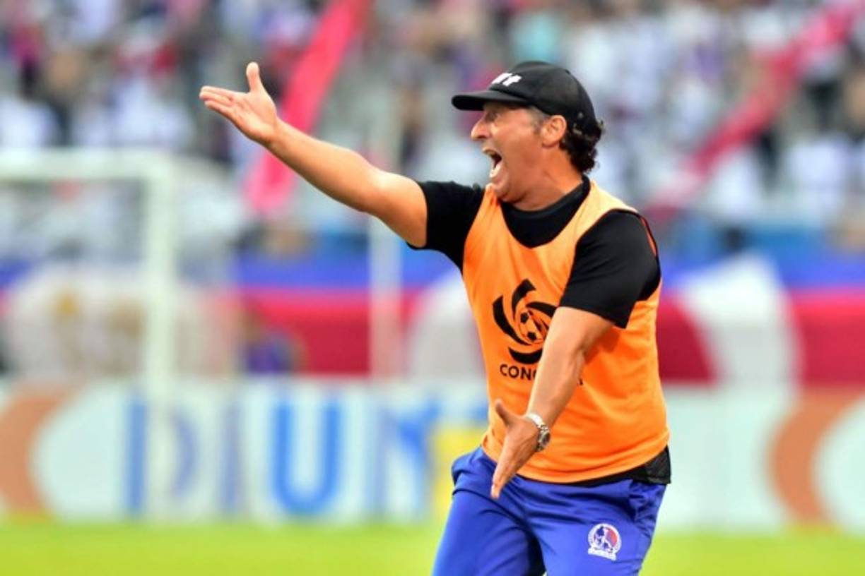 El entrenador de Olimpia, Pedro Troglio, da instrucciones a sus dirigidos contra Marathon, en el estadio Olímpico de San Pedro Sula. Foto EFE/ José Valle