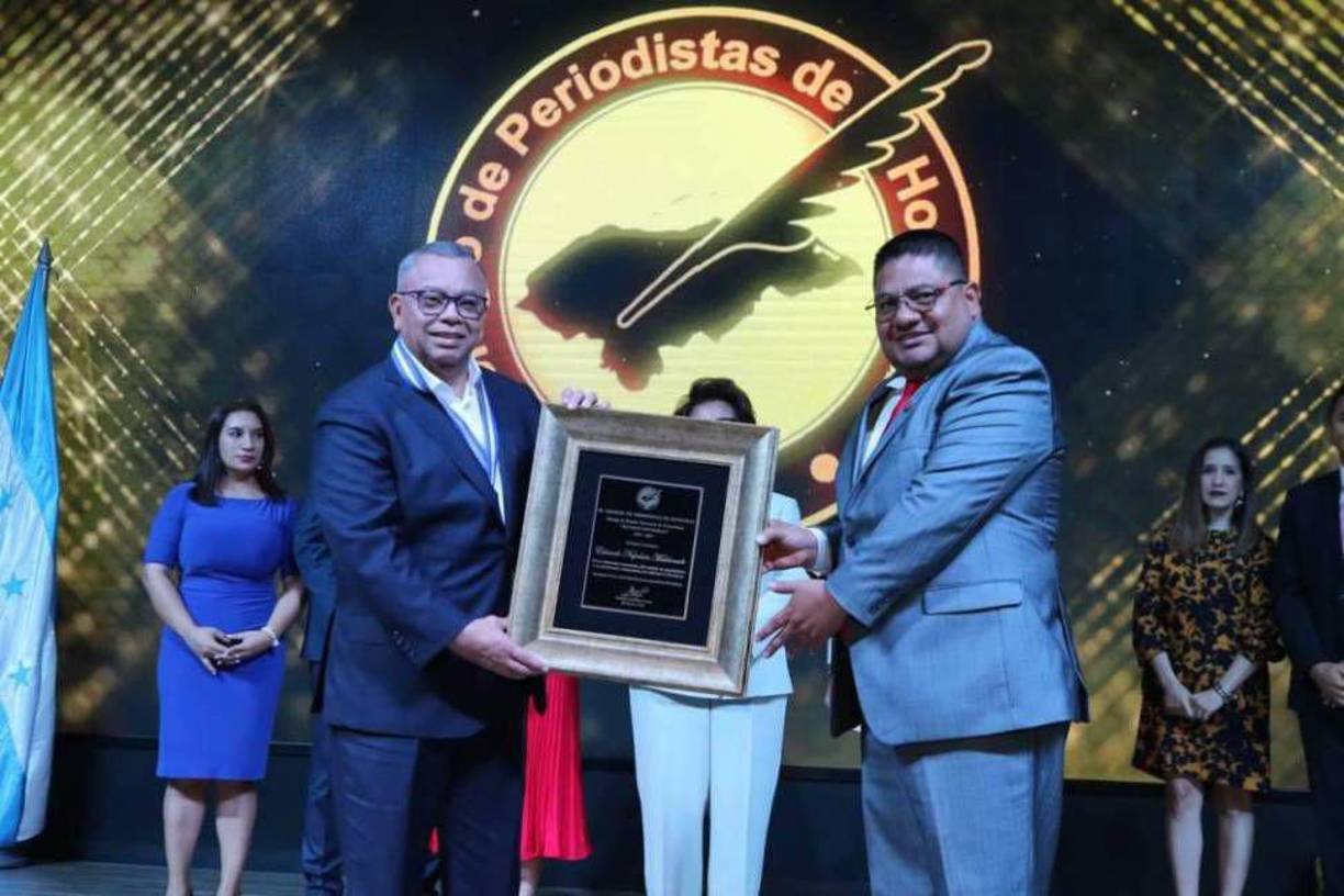 El pasado 25 de mayo de este año, el director de HCH fue galardonado con el Premio Nacional de Periodismo Álvaro Contreras 2023 por su trayectoria al servicio de las comunicaciones en Honduras. 