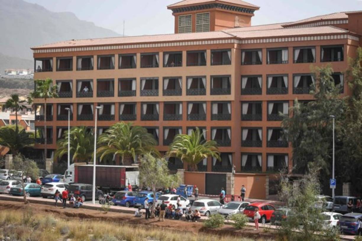 La asociación hotelera local Ashotel pidió 'tranquilidad', asegurando que se están 'funcionando los protocolos establecidos', e indicó que están aisladas 'unas 1,000 personas'.
