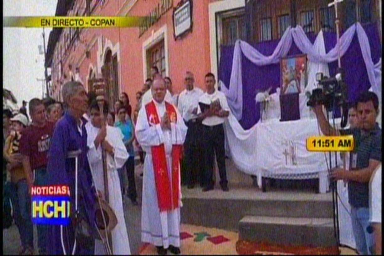 Los miembros de la Iglesia Católica en Copán durante el Viacrucis.