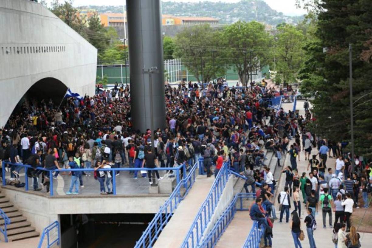 Los estudiantes quieren un diálogo que sea participativo con una mesa mediadora. Además la renuncia de la rectora de la Unah, Julieta Castellanos.