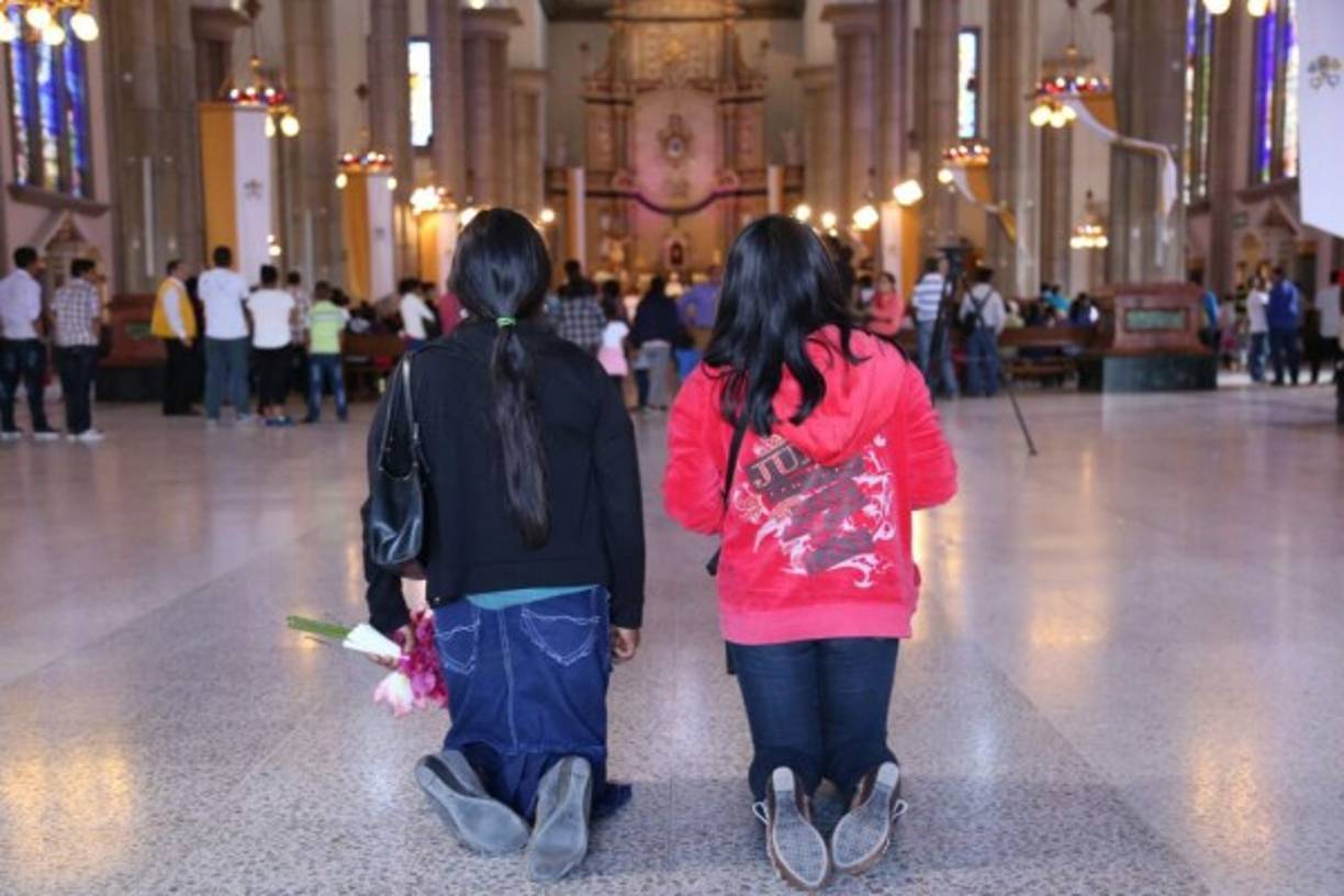 Cientos de católicos visitan el altar de la Virgen María en la capital hondureña.