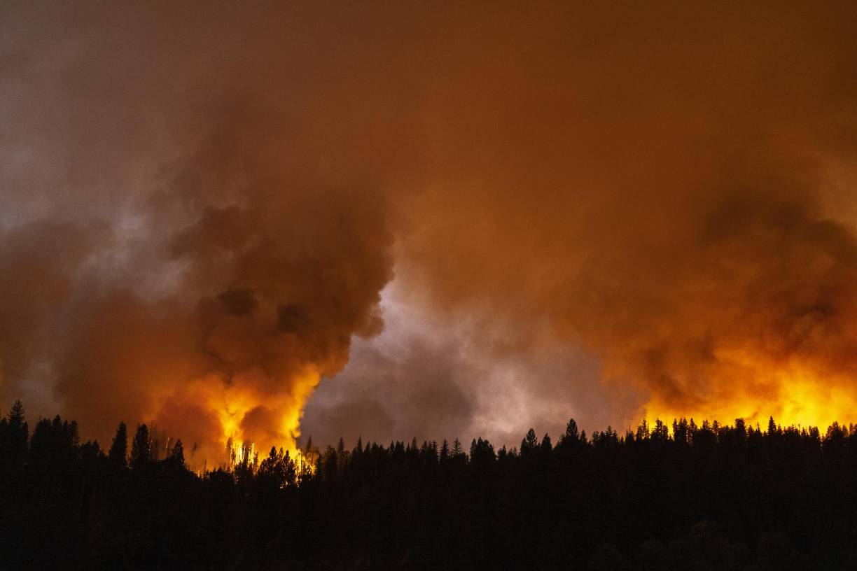 Más de 2,500 bomberos batallan contra un salvaje incendio forestal cerca del Parque Nacional Yosemite, en el estado de California, al tiempo que miles de residentes de la zona están siendo evacuados a las prisas.