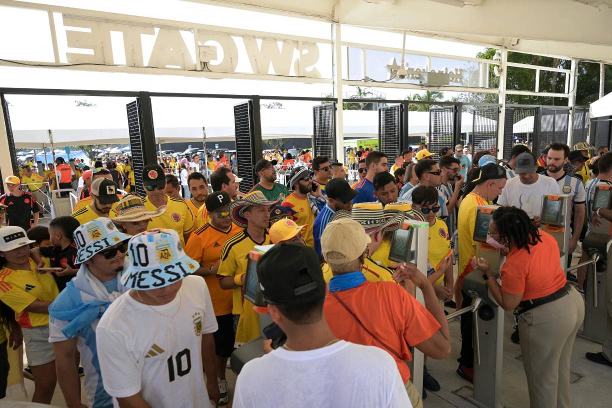 Aficionados ingresan al estadio para la final de la Copa América 2024.