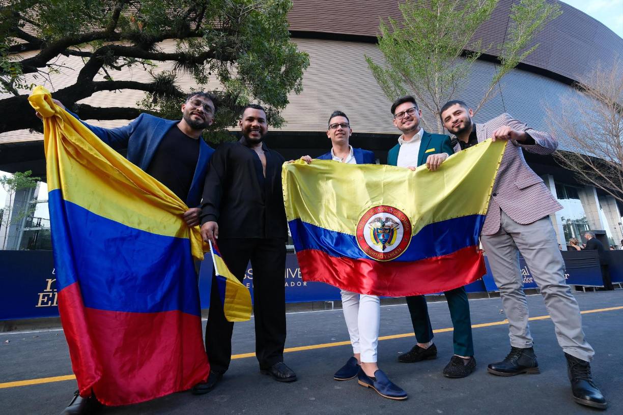 Personas de diferentes partes del mundo ya se encuentran en el Gimnasio Nacional José Adolfo Pineda para disfrutar de la gran gala final del Miss Universo 2023. Estos chicos vienen desde Colombia para apoyar a su representante Camila Avella. 