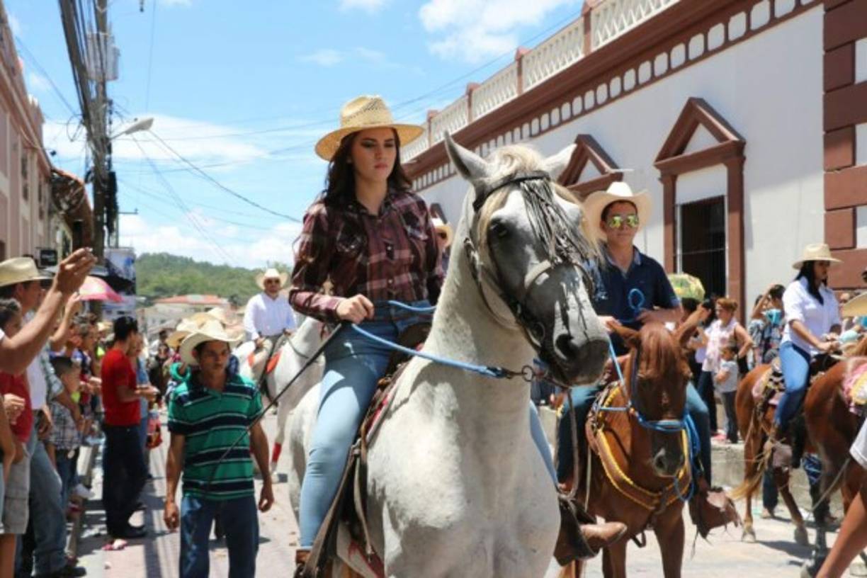 Como parte de la feria agostina, se realizó el desfile hípico que está a cargo de la Asociación de Ganaderos y Agricultores de Copán (AGAC), que es uno de lo eventos que cada año se realiza en Santa Rosa de Copán.<br/>