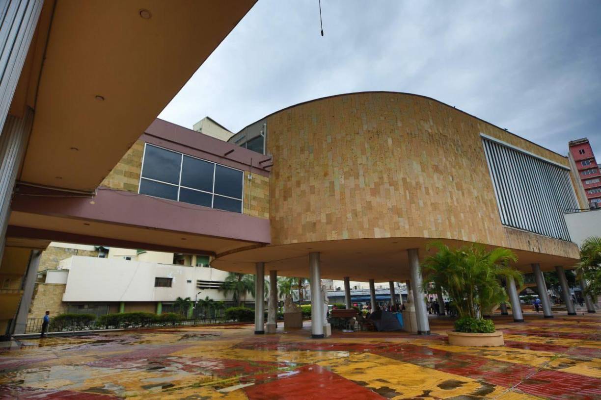 DPI busca explosivos en el Congreso Nacional por denuncia de terrorismo