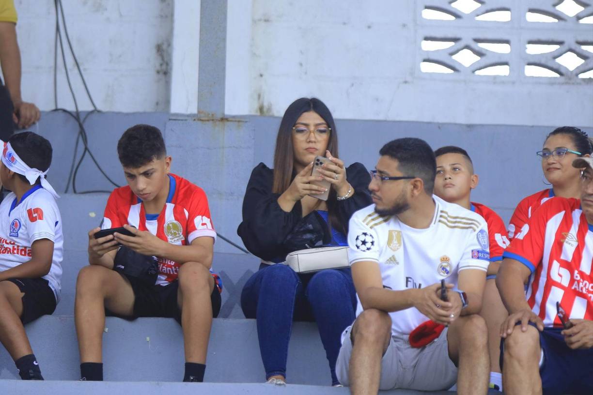 Las bellas catrachas se hicieron presentes en el estadio Municipal Ceibeño para apoyar a su equipo.