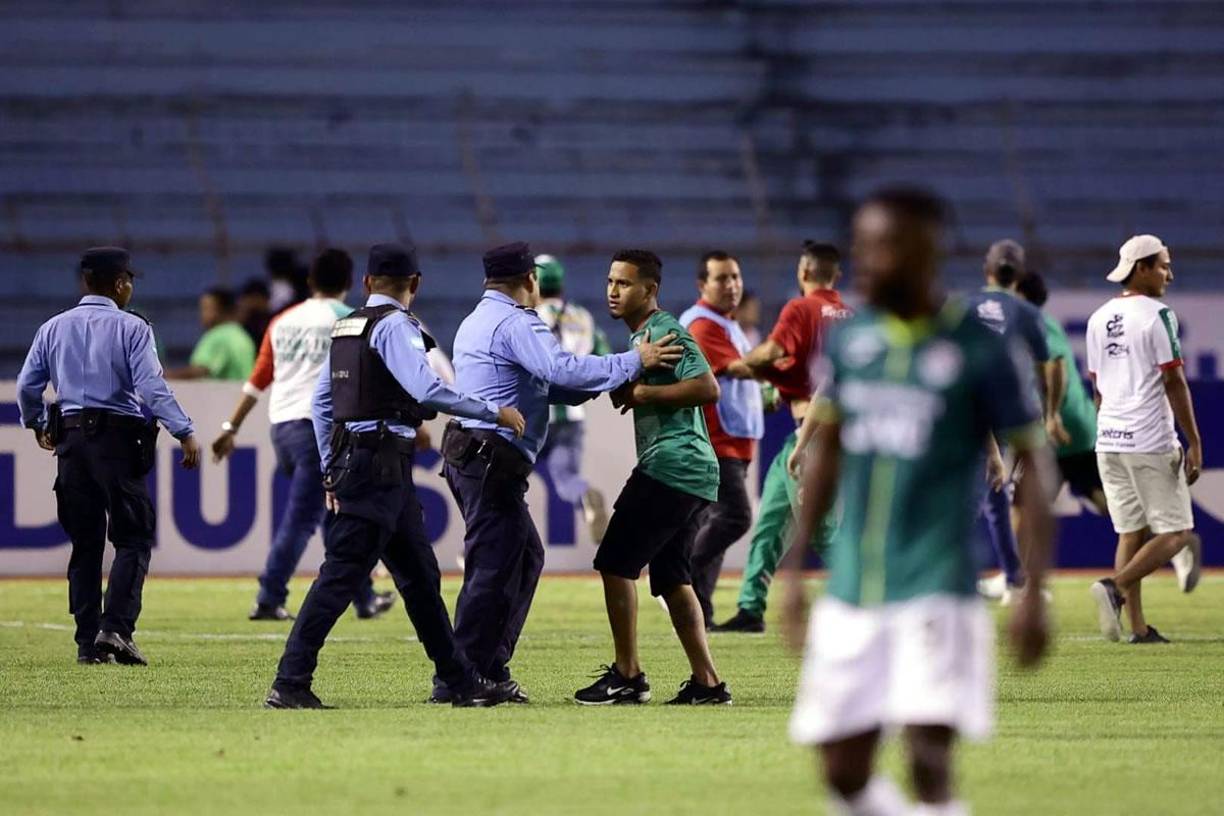 La Policía Nacional tomó cartas en el asunto para calmar el relajo.