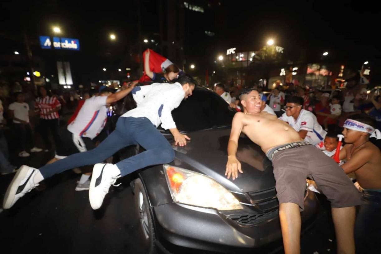 La locura se apoderó de los hinchas que una vez culminado al partido fueron al bulevar Morazán a festejar.