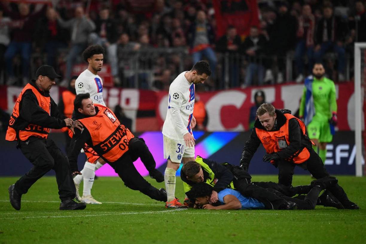 Cuando iba camino al vestuario tras el final del partido, un aficionado se metió al campo para buscar a Messi, pero llegó a tiempo la seguridad del estadio.