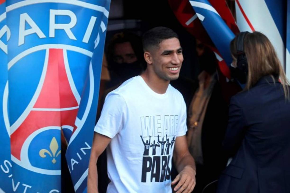 El primero en salir fue el lateral marroquí Achraf Hakimi, que fue aclamado por el Parque de los Príncipes.