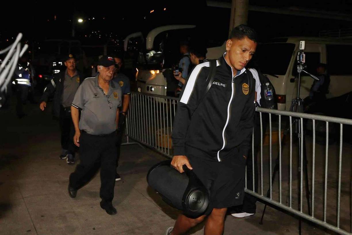 Brayan Moya es el que pone la música en el camerino del Real España.
