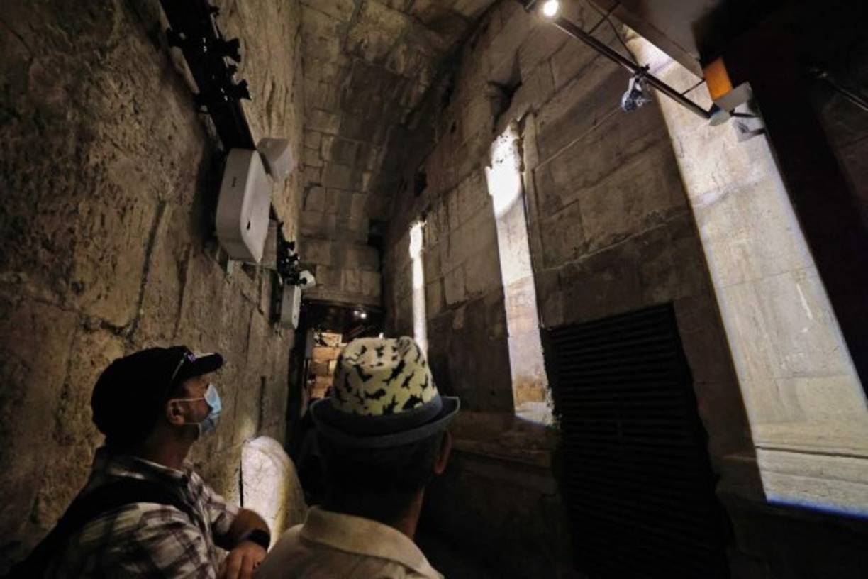 Por encima del Muro se extiende el Monte del Templo, lugar más sagrado del judaísmo, llamado noble santuario por los musulmanes, para quienes representa el tercer lugar santo más importante y donde se encuentra la mezquita Al Aqsa.