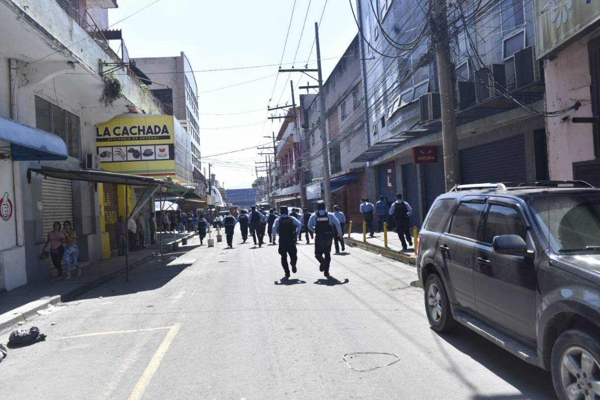 Las calles y avenidas del centro de la ciudad permanecían colmadas de manifestantes, una turba de posibles saqueadores y policías. 