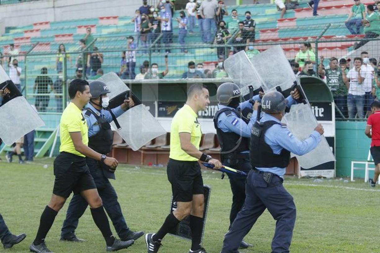 Por su parte la cuarteta arbitral comandada por Marvin Ortiz vivió momentos de nerviosismo al dar por finalizado el encuentro ya que los hinchas esmeraldas no se iban del estadio esperándolo por el sector que da acceso al camerino.