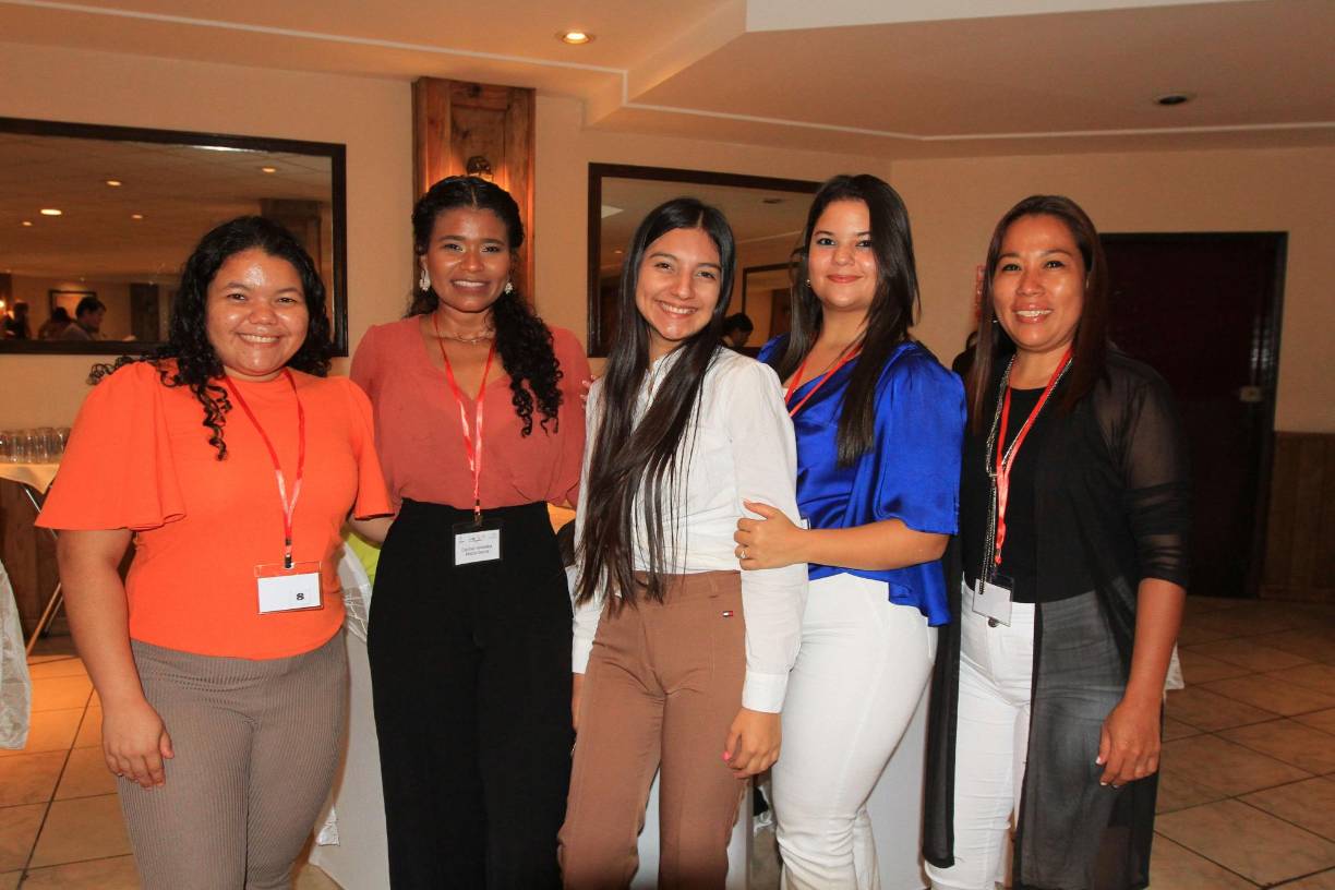 Hazel Orellana, Carmen Macía, Jasdany Gómez, Alejandra Aguiluz y Karla Rivera