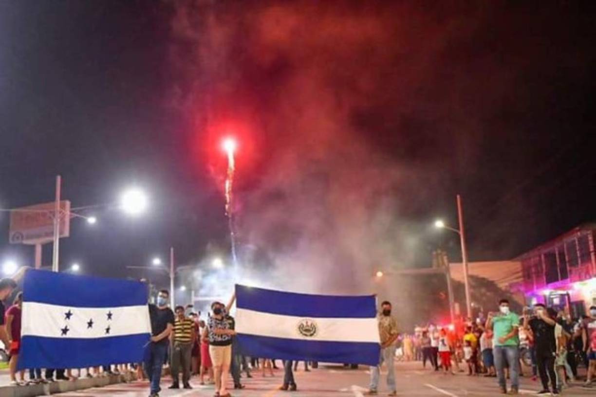 Una larga caravana de vehículos transitando por la carretera del occidente de Honduras, frenéticamente aplaudida, fue mostrada en videos por canales de televisión locales y redes sociales.
