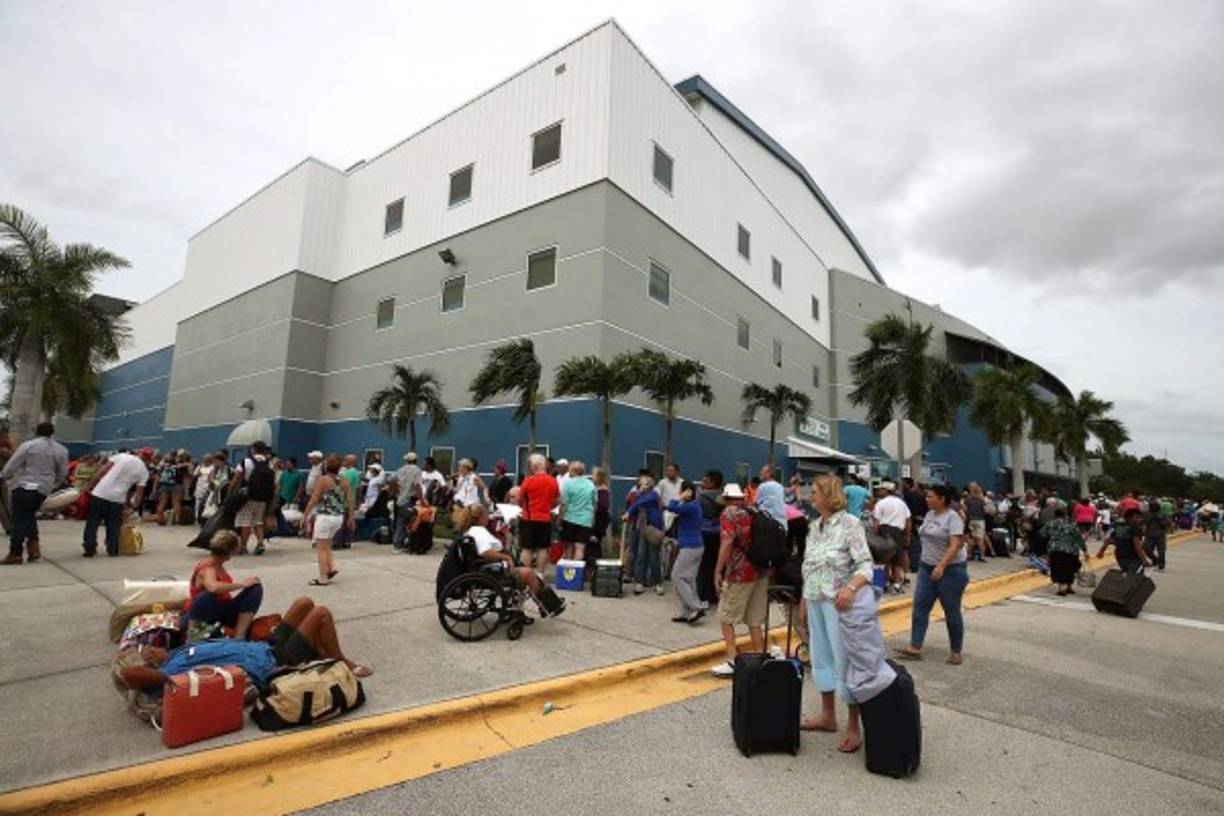 Ante la amenaza de grandes inundaciones causadas por las oleadas de la tormenta en las costas este y oeste de Florida, miles de personas han abandonado sus casas.