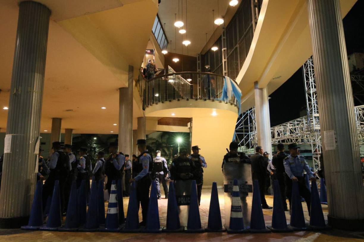 Las diferentes fuerzas políticas siguen dentro de las instalaciones del Congreso Nacional para seguir en conversaciones y acercamientos para así definir quien será el nuevo titular del Ministerio Público, hecho que mantiene en sosobra a la población hondureña, por la falta de voluntad política. 