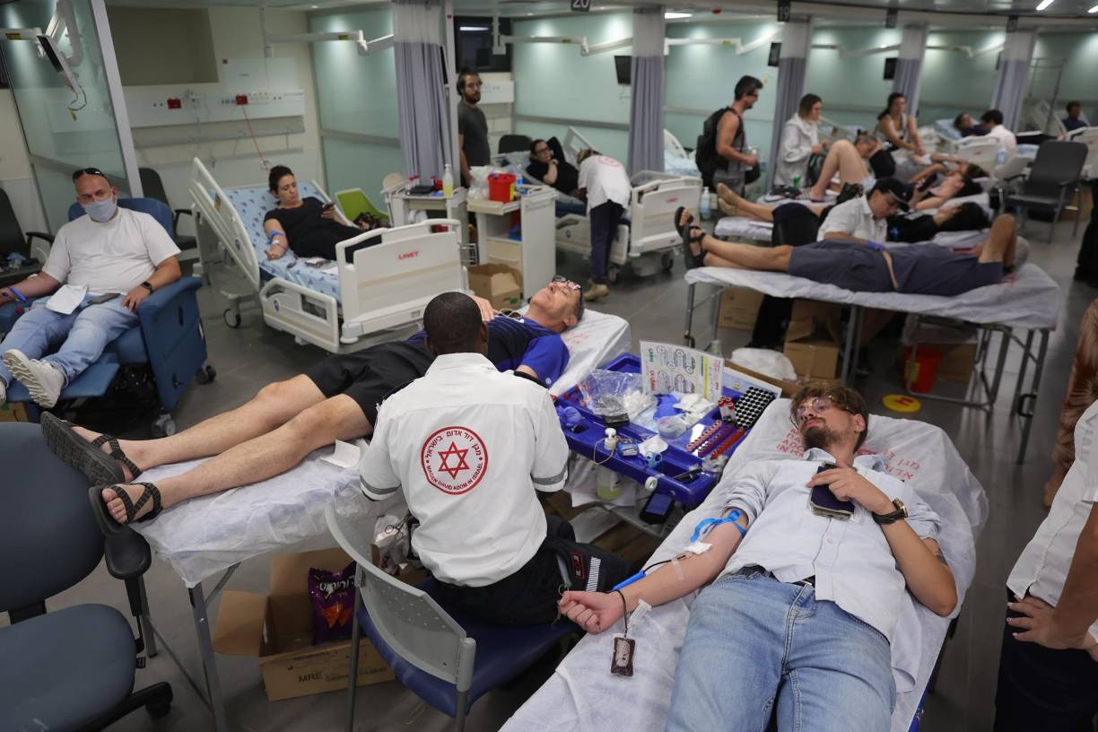 Los centros hospitalarios en la Franja también están en estado de alerta ante los continuos ataques israelíes, que llamaron a su operación militar “Espadas de Hierro”. 
