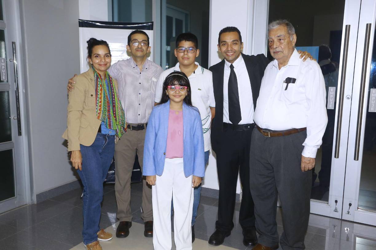 Sara, Javier, Christopher Flores; Zara Trejo, Gerson Flores y Mauricio Flores