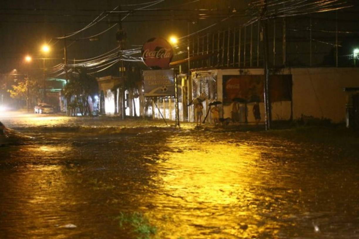 Las lluvias pronosticadas desde la tarde del martes en Honduras causaron inundaciones en varias zonas de San Pedro Sula, en el norteño departamento de Cortés, y en Atlántida.