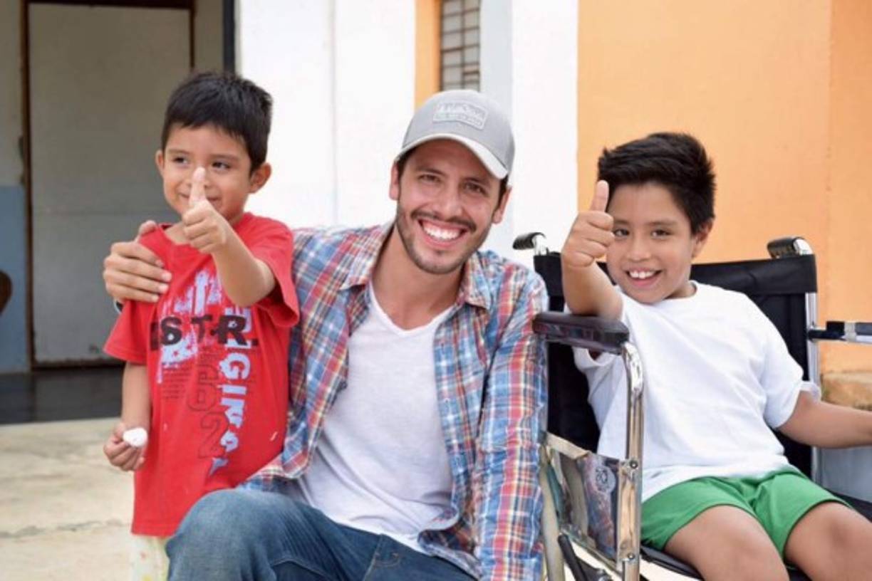 Su carisma le está dando ventaja no solo entre el público femenino, sino también entre los pequeños y mayores.