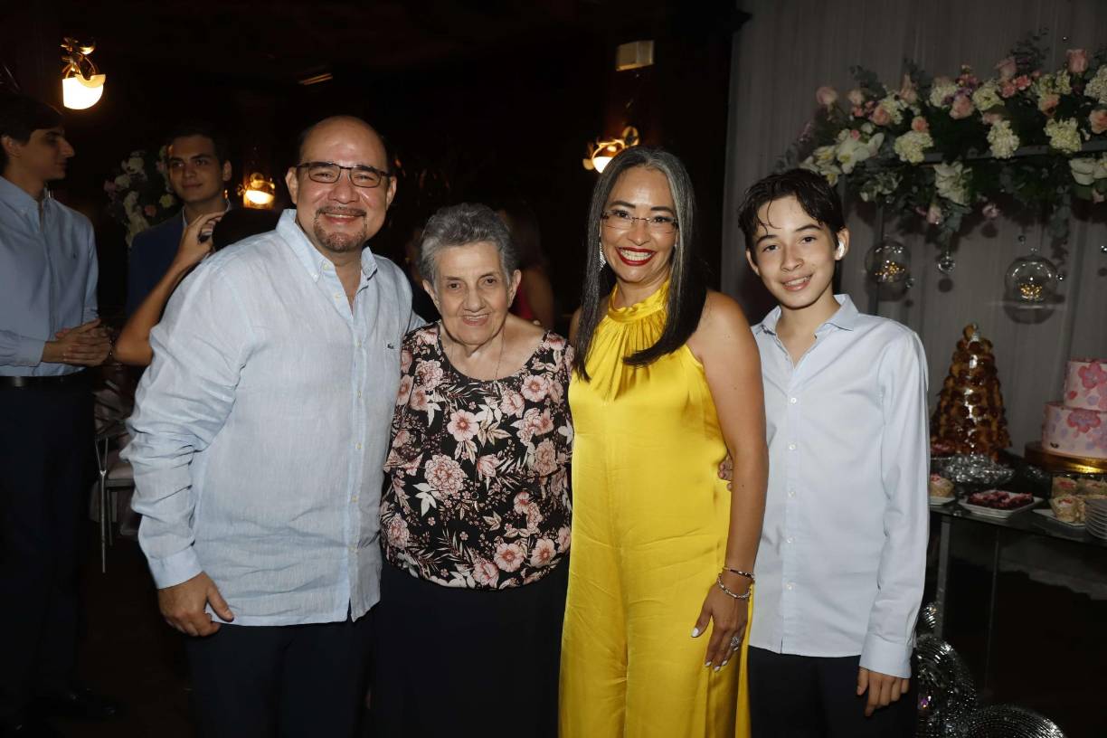 Marcio Rivera, Olga Handal, Gabriela Castellanos y Paolo Rivera