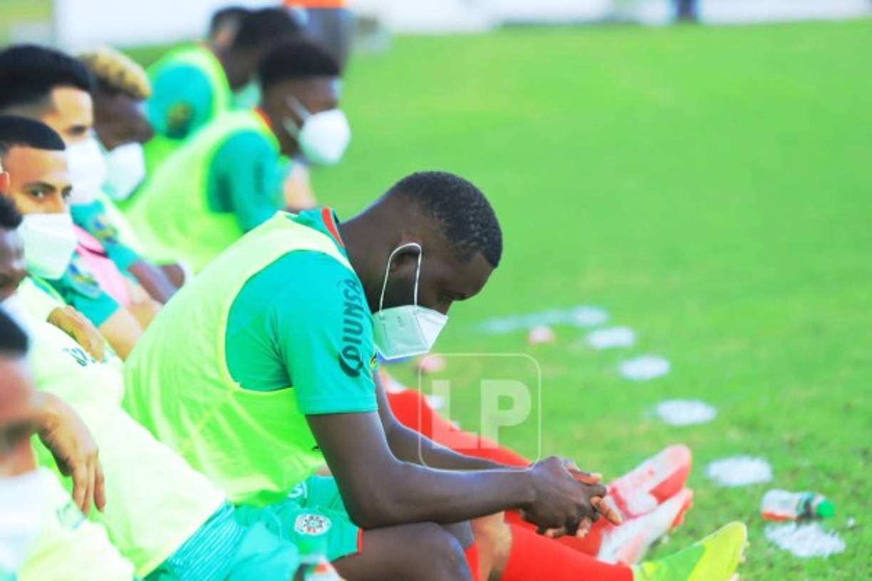 Wilmer Crisanto cabizbajo en el banco de suplentes.