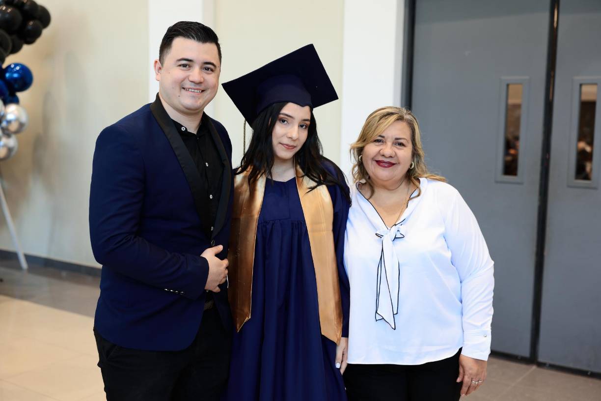 Héctor Danilo Peña con Yeimi Ramírez y Aurora Tábora. 