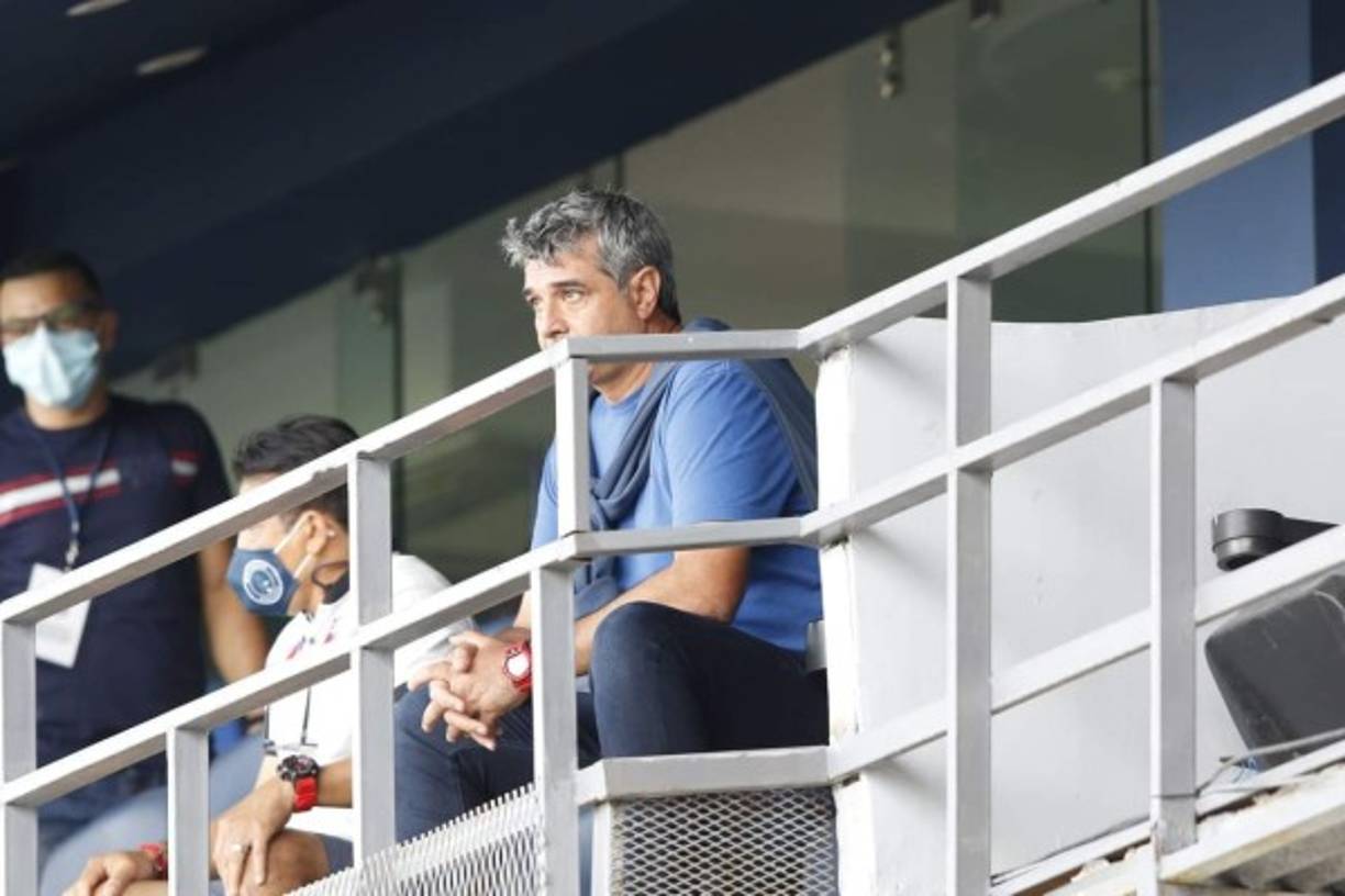 Diego Vázquez fue sancionado con un partido por acumulación de amarillas y le tocó estar castigado en el palco del estadio Nacional.